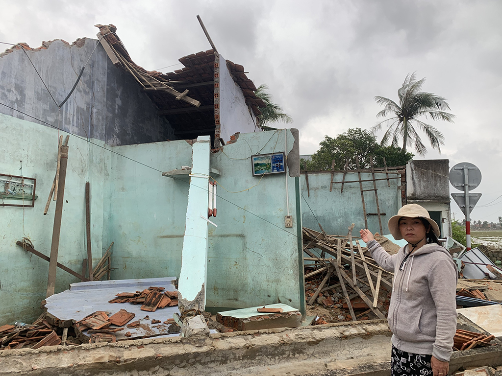 Cùng người dân vùng lũ dựng lại nhà kịp đón tết - Ảnh 4.