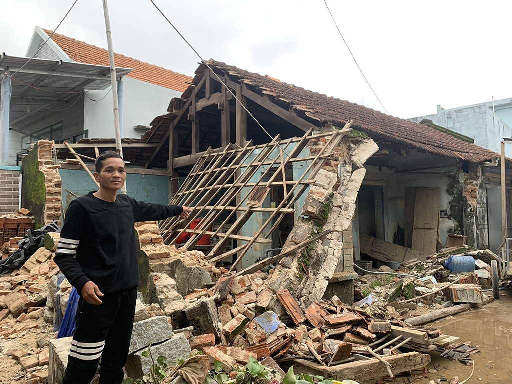 Cùng người dân vùng lũ dựng lại nhà kịp đón tết - Ảnh 1.