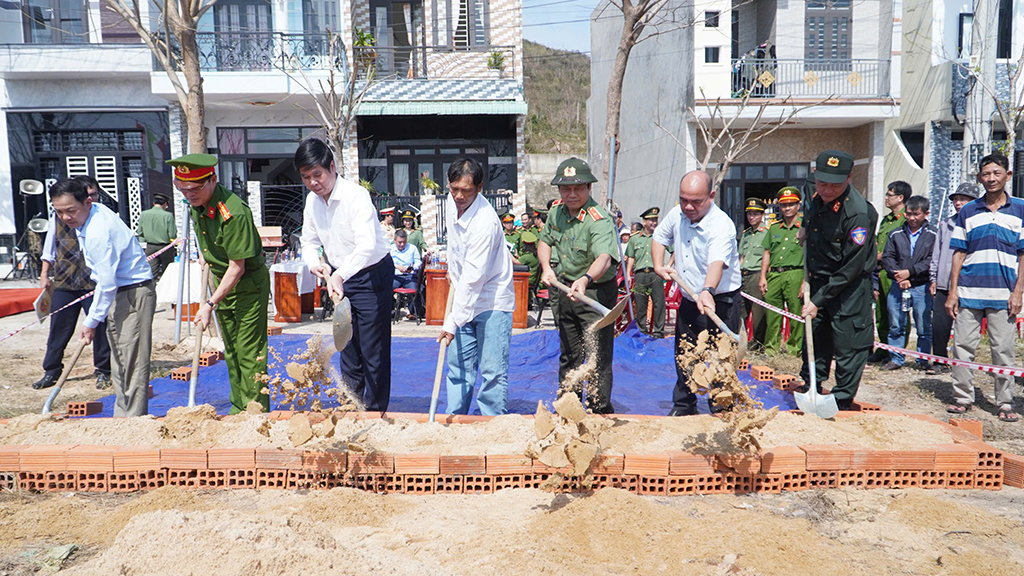 Cùng người dân khắc phục thiệt hại sau bão số 13 trước thềm tết nguyên đán - Ảnh 1.