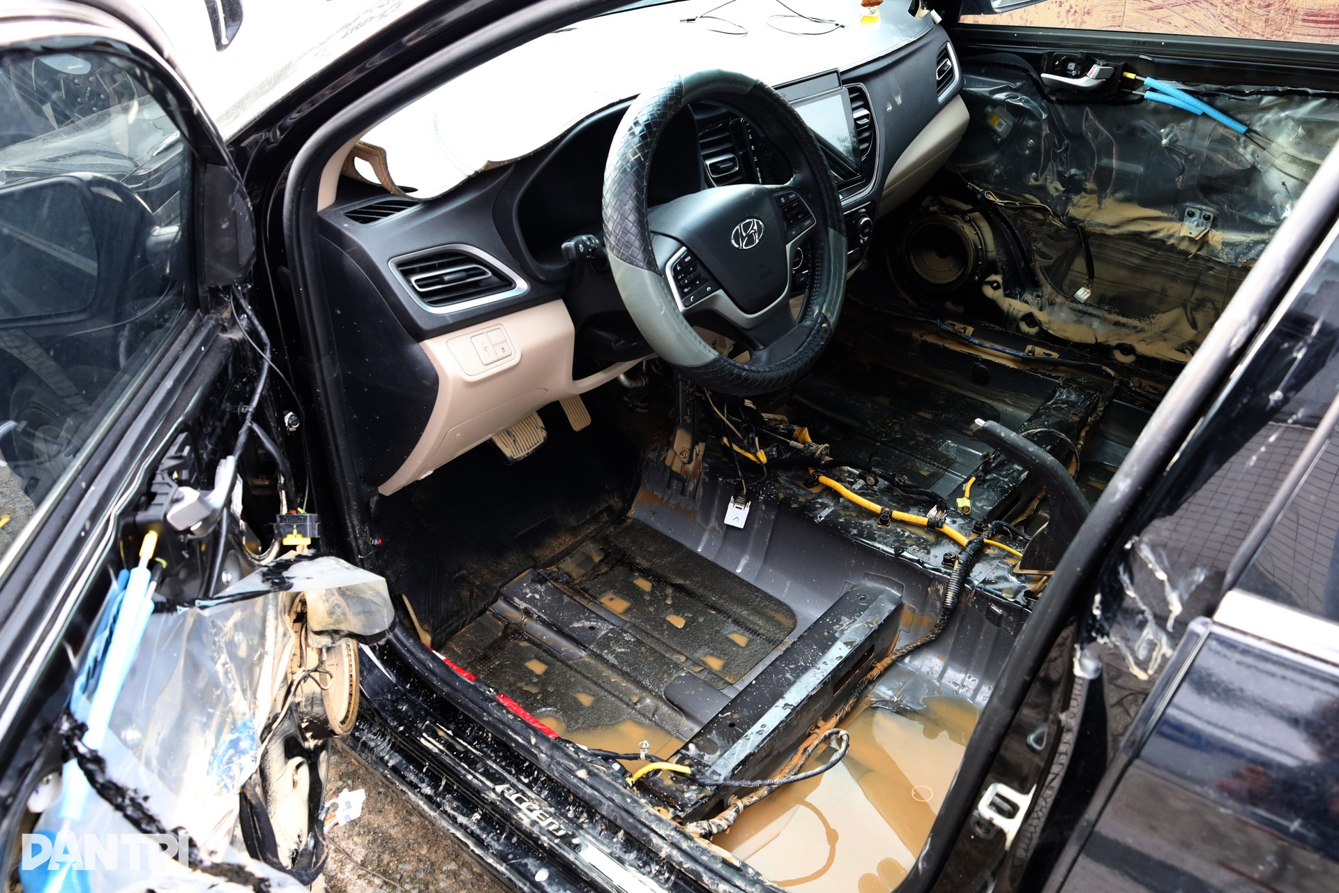 Nha Trang sau lũ: Gara quá tải, ô tô ngập nước la liệt chờ sửa chữa đến Tết - 8