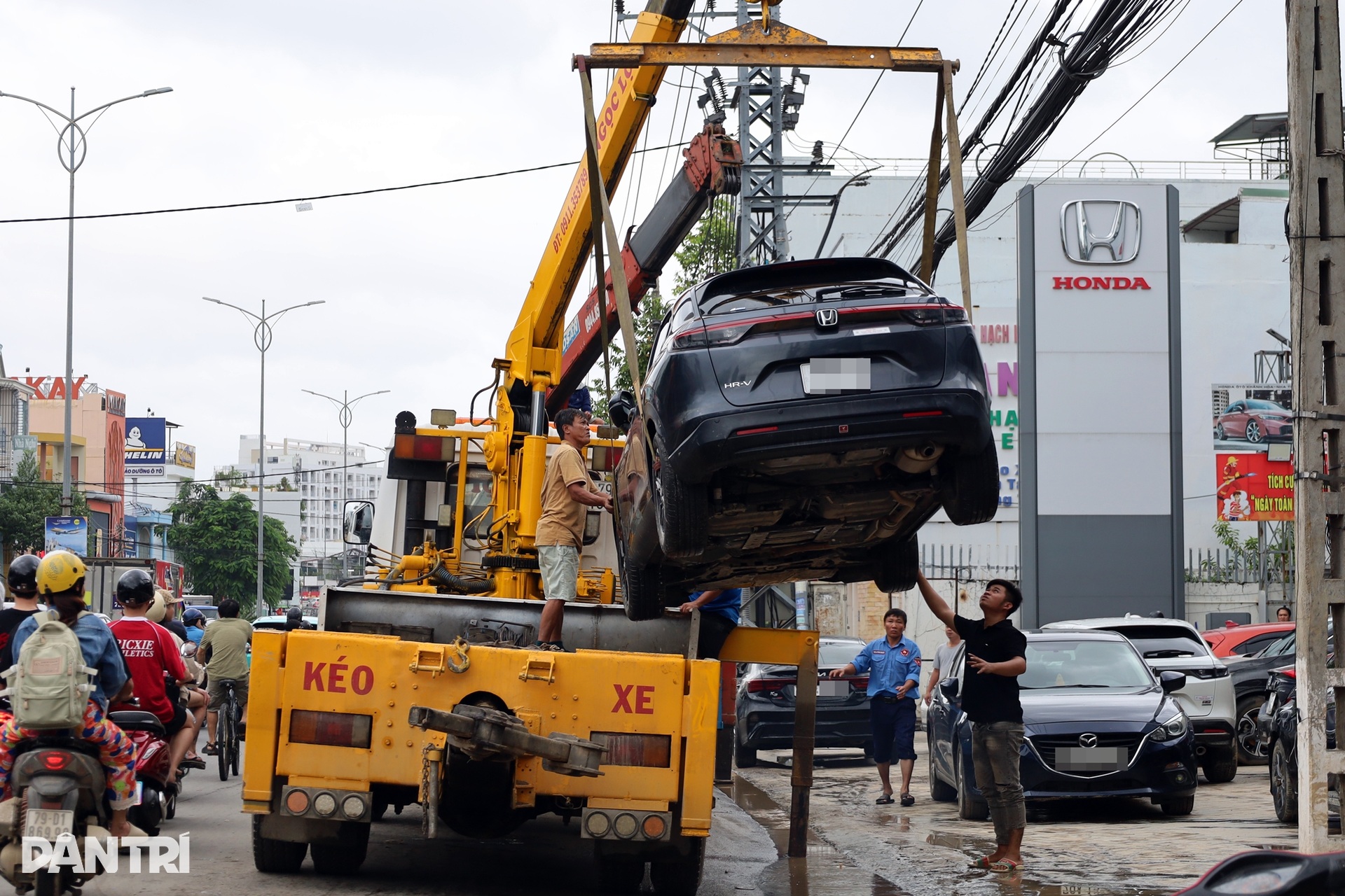 Nha Trang sau lũ: Gara quá tải, ô tô ngập nước la liệt chờ sửa chữa đến Tết - 9