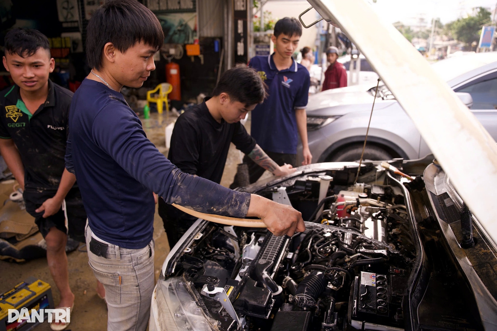 Nha Trang sau lũ: Gara quá tải, ô tô ngập nước la liệt chờ sửa chữa đến Tết - 11
