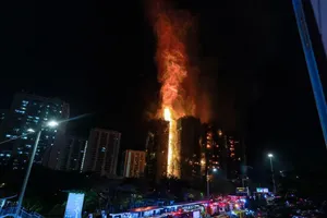 Kinh hoàng 360 người chết, nguy kịch và mất tích vụ cháy 7 khối chung cư ở Hong Kong