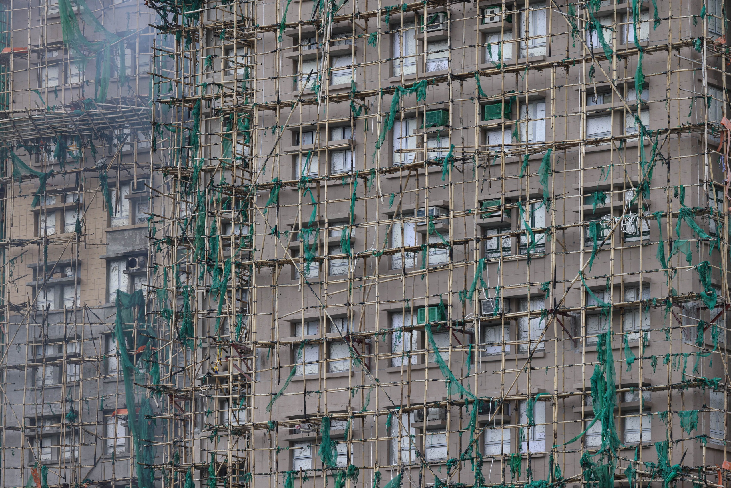 Vì sao đám cháy chung cư Hồng Kông lan nhanh bất thường? - Ảnh 2.