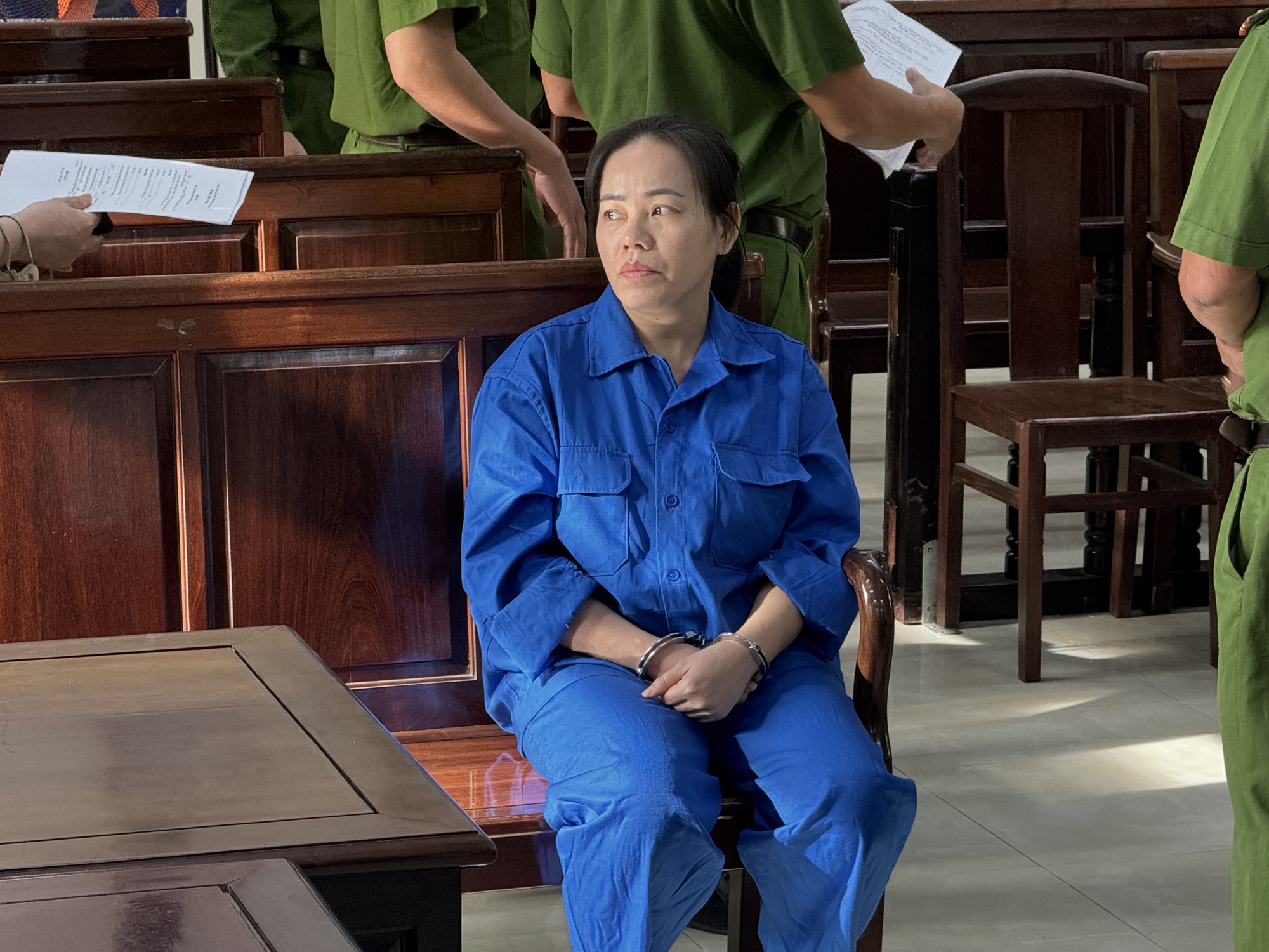 Xét xử người phụ nữ đầu độc 4 người thân bằng xyanua ở Đồng Nai: Bị cáo bật khóc khi nghe cáo trạng về nạn nhân cuối- Ảnh 2. Xét xử người phụ nữ đầu độc 4 người thân bằng xyanua ở Đồng Nai: Bị cáo bật khóc khi nghe cáo trạng về nạn nhân cuối- Ảnh 2.