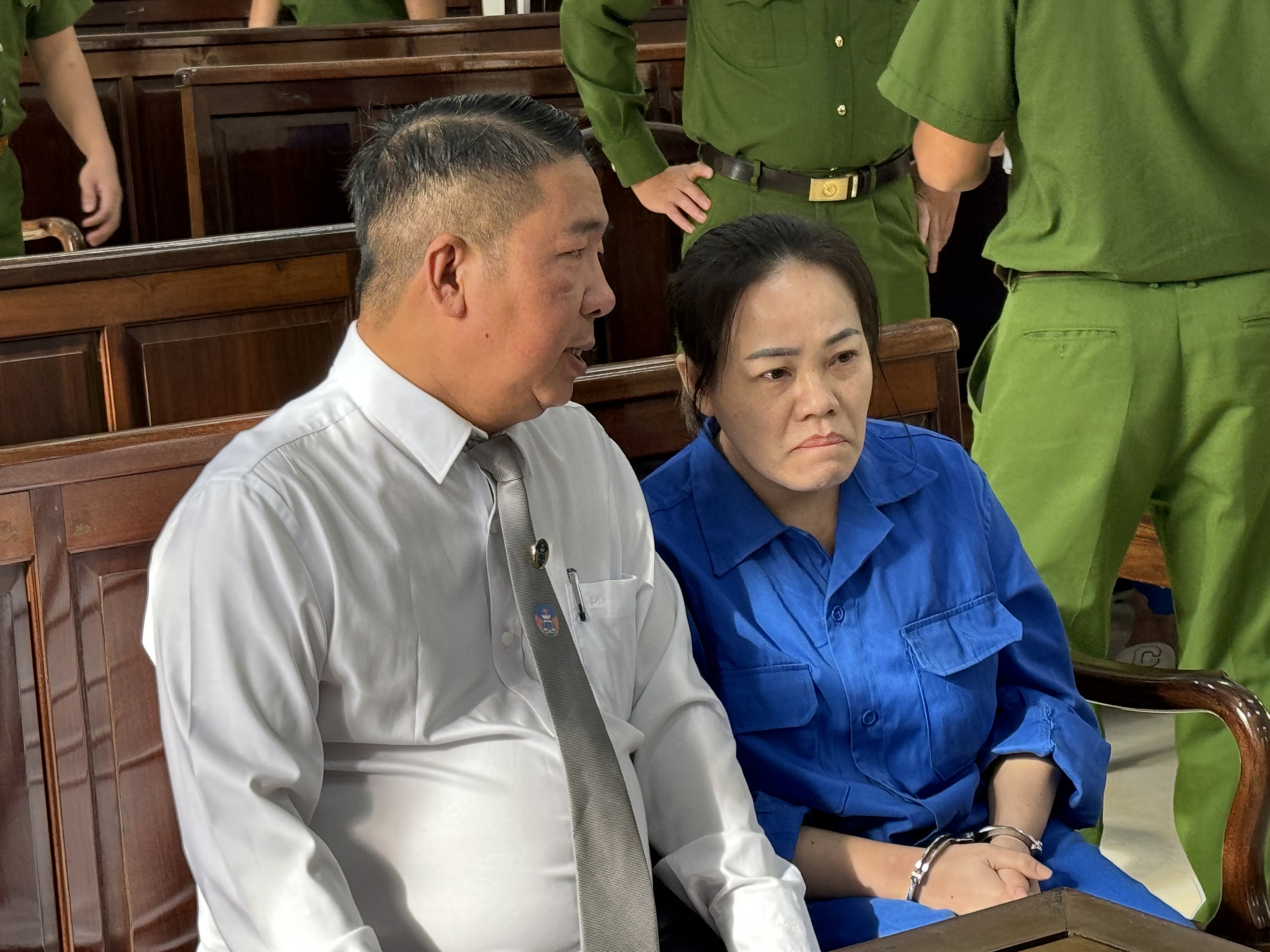 Xét xử người phụ nữ đầu độc 4 người thân bằng xyanua ở Đồng Nai: Bị cáo bật khóc khi nghe cáo trạng về nạn nhân cuối- Ảnh 3. Xét xử người phụ nữ đầu độc 4 người thân bằng xyanua ở Đồng Nai: Bị cáo bật khóc khi nghe cáo trạng về nạn nhân cuối- Ảnh 3.