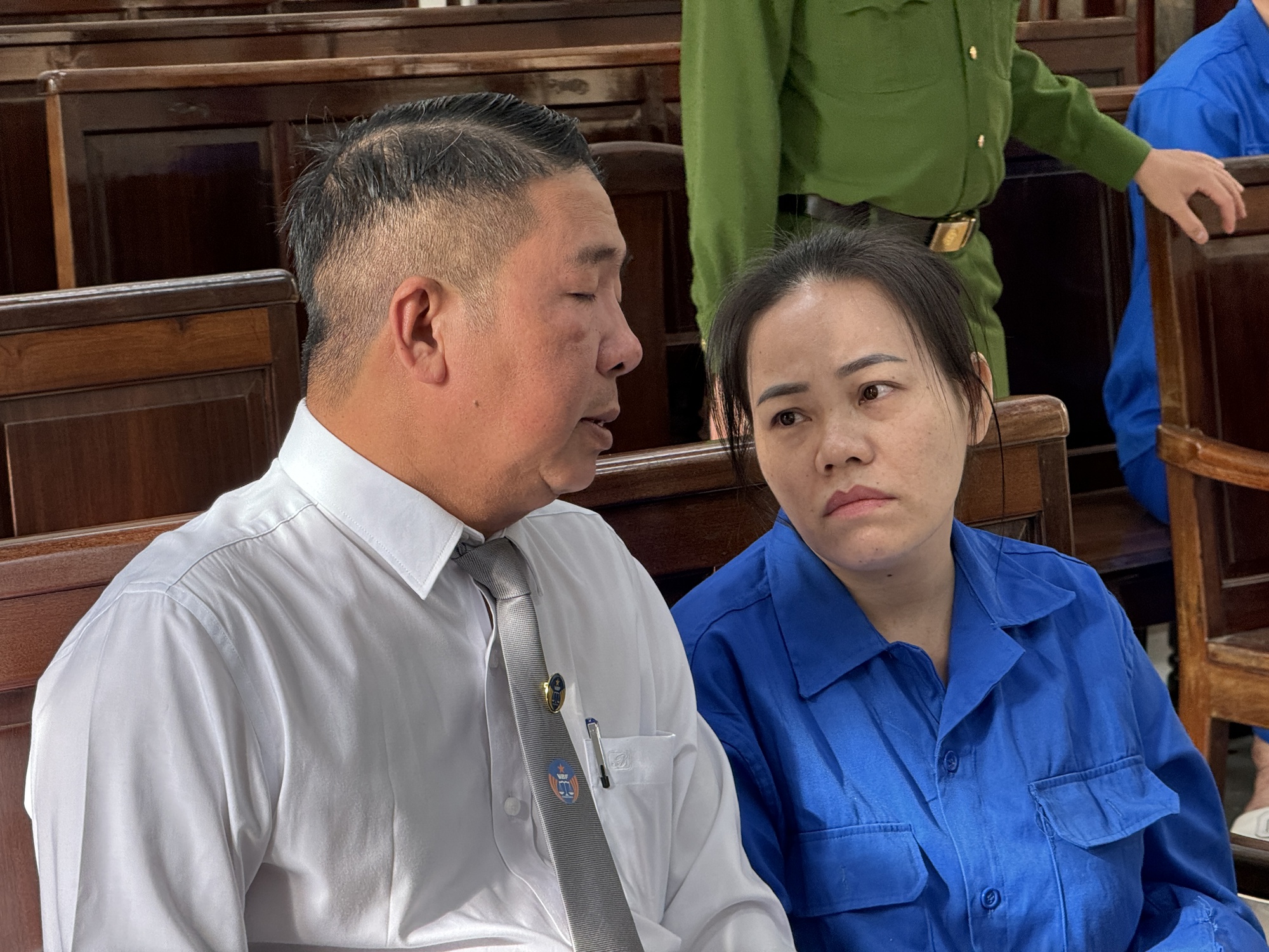 Xét xử người phụ nữ đầu độc 4 người thân bằng xyanua ở Đồng Nai: Bị cáo bật khóc khi nghe cáo trạng về nạn nhân cuối- Ảnh 4. Xét xử người phụ nữ đầu độc 4 người thân bằng xyanua ở Đồng Nai: Bị cáo bật khóc khi nghe cáo trạng về nạn nhân cuối- Ảnh 4.