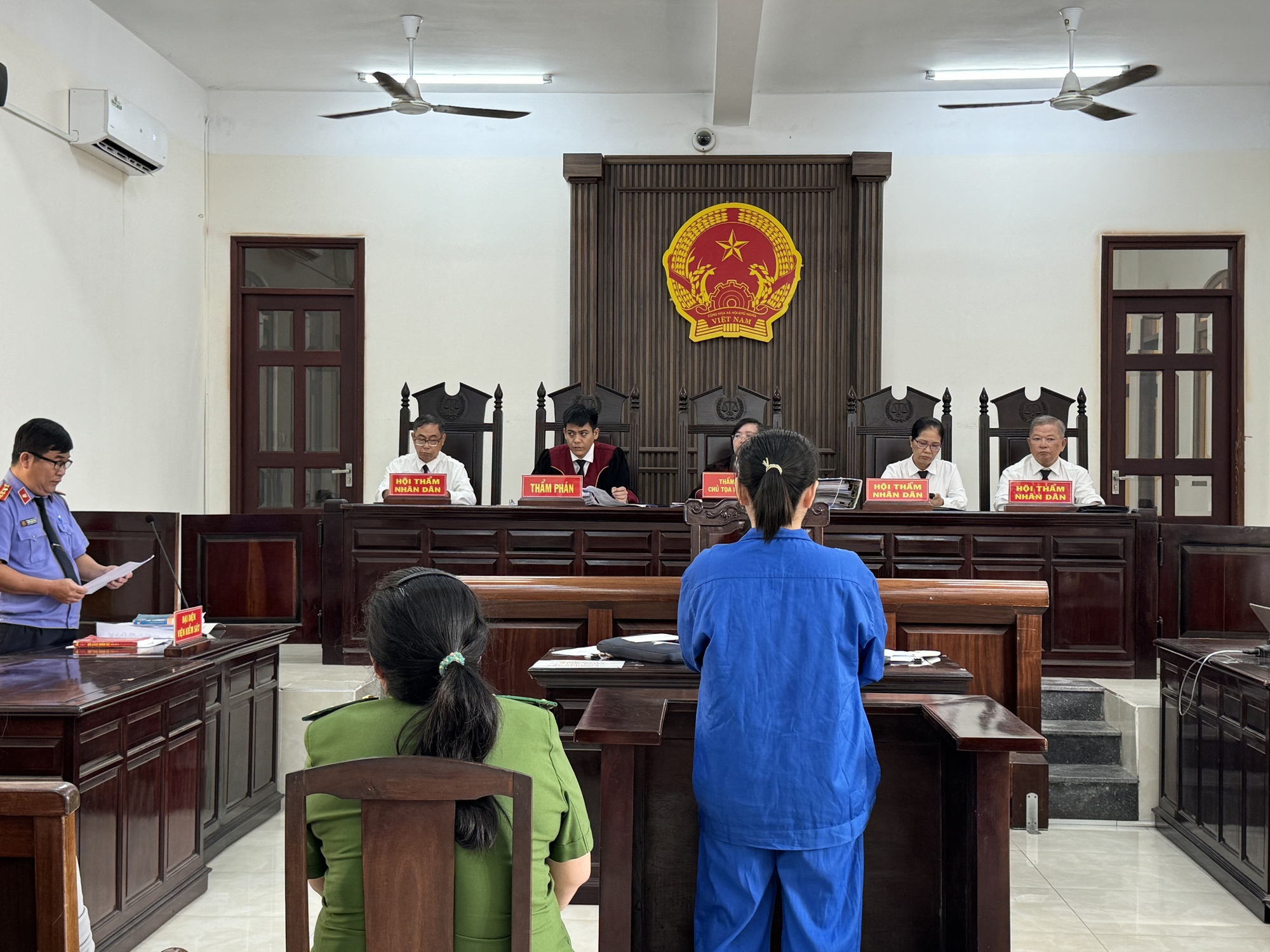 Xét xử người phụ nữ đầu độc 4 người thân bằng xyanua ở Đồng Nai: Bị cáo bật khóc khi nghe cáo trạng về nạn nhân cuối- Ảnh 5. Xét xử người phụ nữ đầu độc 4 người thân bằng xyanua ở Đồng Nai: Bị cáo bật khóc khi nghe cáo trạng về nạn nhân cuối- Ảnh 5.