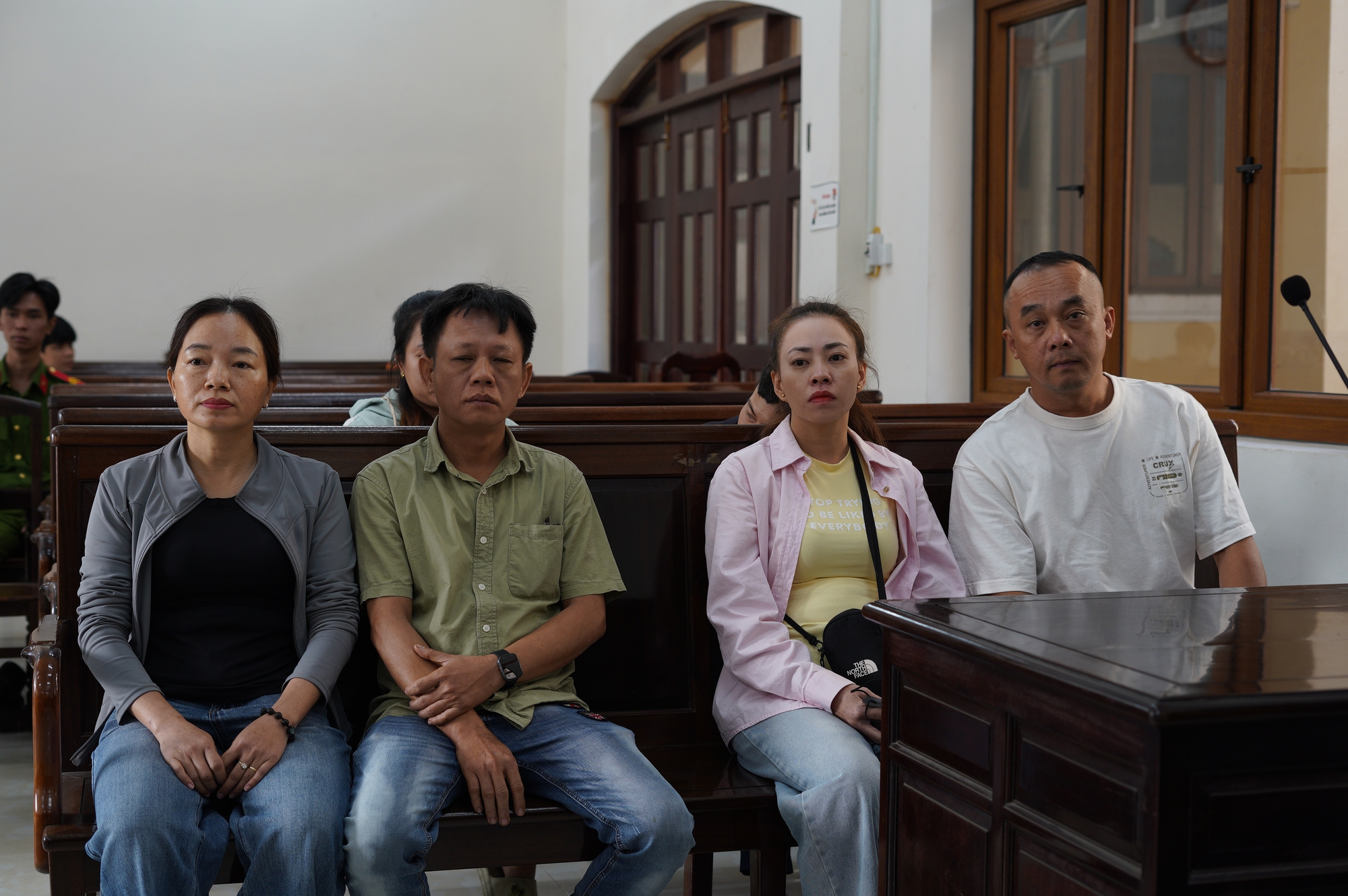 Xét xử người phụ nữ đầu độc 4 người thân bằng xyanua ở Đồng Nai: Bị cáo bật khóc khi nghe cáo trạng về nạn nhân cuối- Ảnh 7. Xét xử người phụ nữ đầu độc 4 người thân bằng xyanua ở Đồng Nai: Bị cáo bật khóc khi nghe cáo trạng về nạn nhân cuối- Ảnh 7.