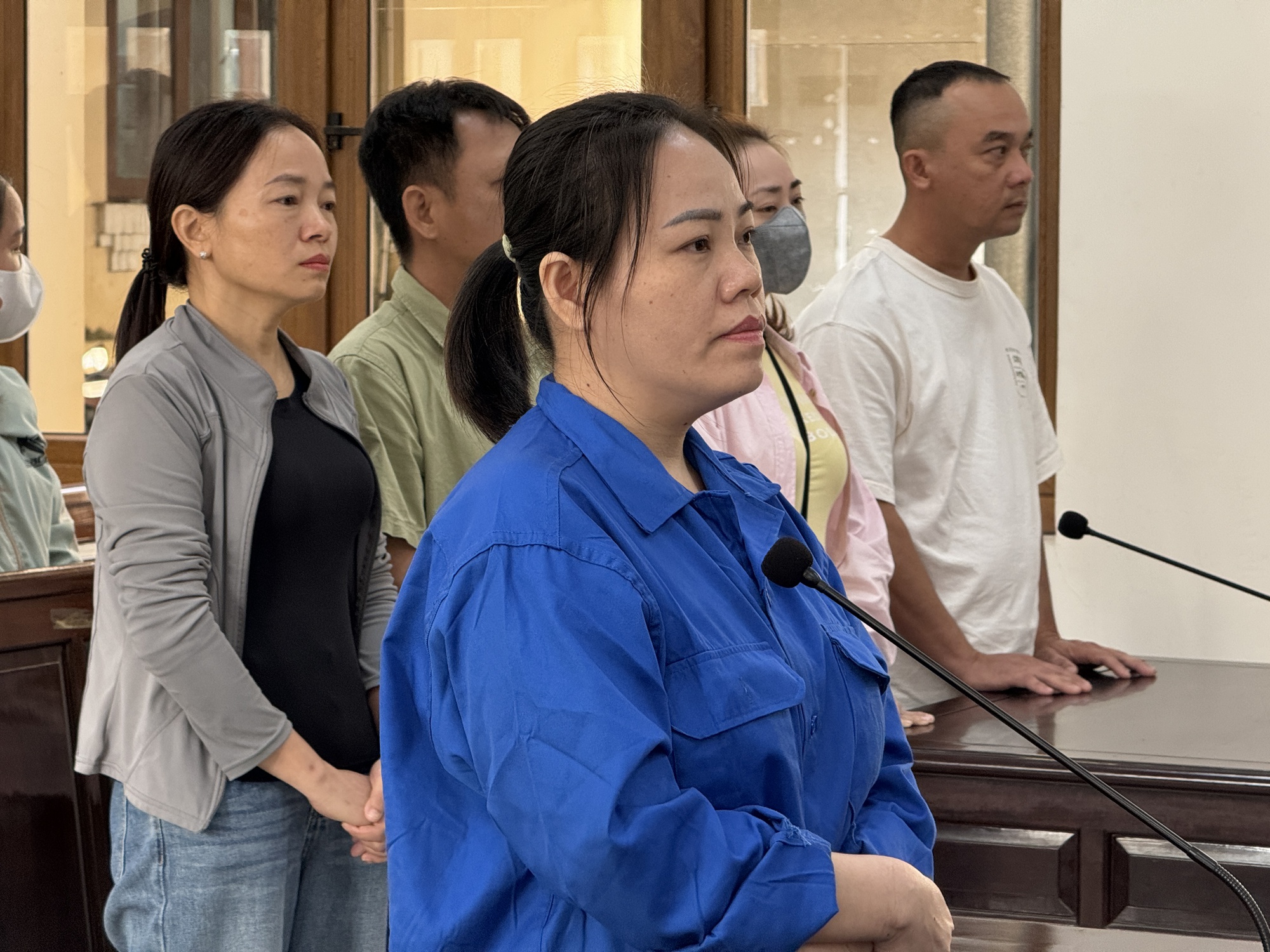 Xét xử người phụ nữ đầu độc 4 người thân bằng xyanua ở Đồng Nai: Bị cáo bật khóc khi nghe cáo trạng về nạn nhân cuối- Ảnh 8. Xét xử người phụ nữ đầu độc 4 người thân bằng xyanua ở Đồng Nai: Bị cáo bật khóc khi nghe cáo trạng về nạn nhân cuối- Ảnh 8.