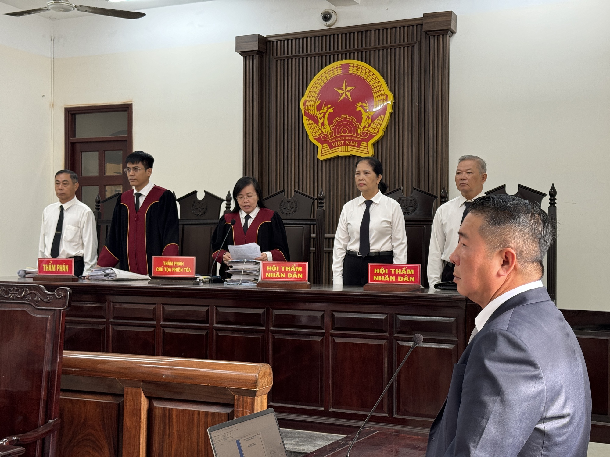 Xét xử người phụ nữ đầu độc 4 người thân bằng xyanua ở Đồng Nai: Bị cáo bật khóc khi nghe cáo trạng về nạn nhân cuối- Ảnh 9. Xét xử người phụ nữ đầu độc 4 người thân bằng xyanua ở Đồng Nai: Bị cáo bật khóc khi nghe cáo trạng về nạn nhân cuối- Ảnh 9.