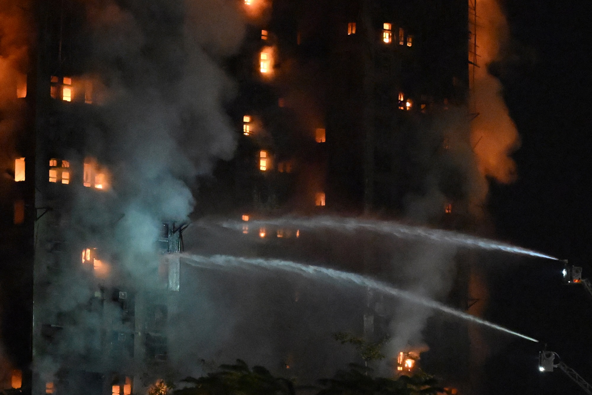 Cư dân nói gì trong vụ cháy chung cư cao tầng kinh hoàng ở Hồng Kông? - Ảnh 3.