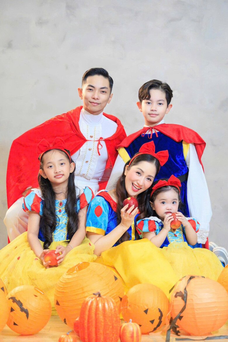 Gia đình hạnh phúc của Khánh Thi và Phan Hiển.