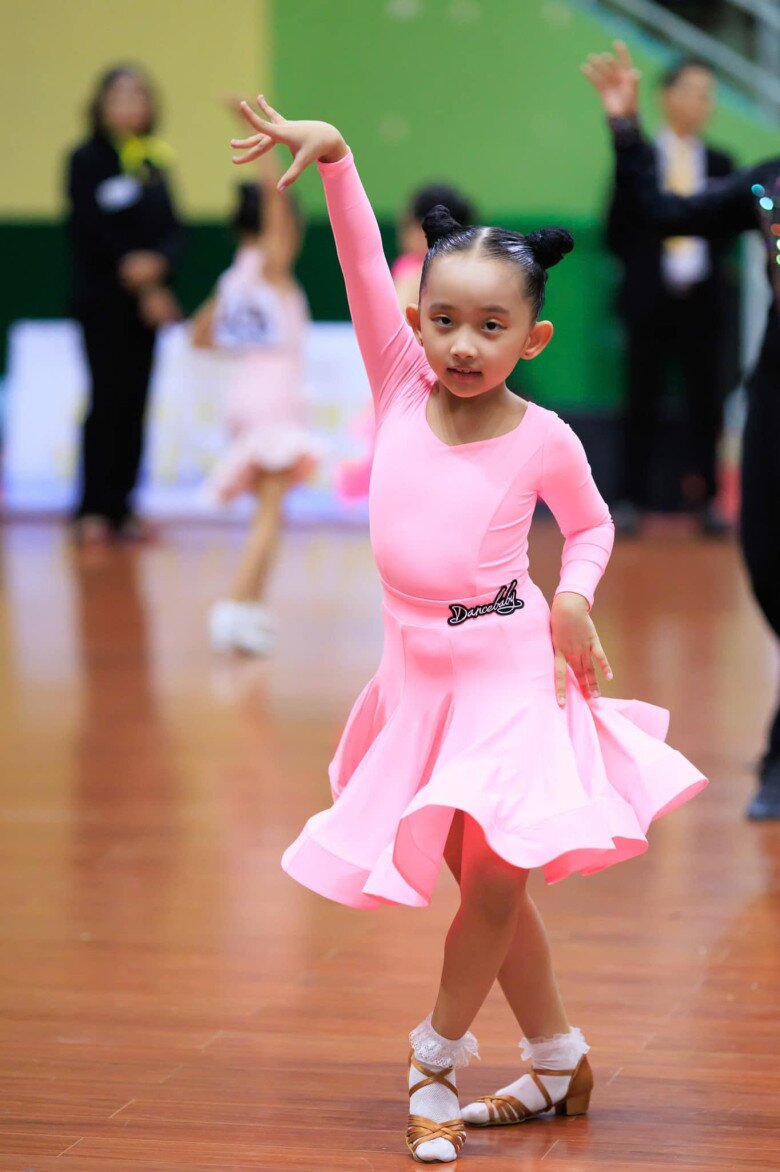 Khánh Thi và Phan Hiển cho các con tiếp xúc sớm với khiêu vũ thể thao.