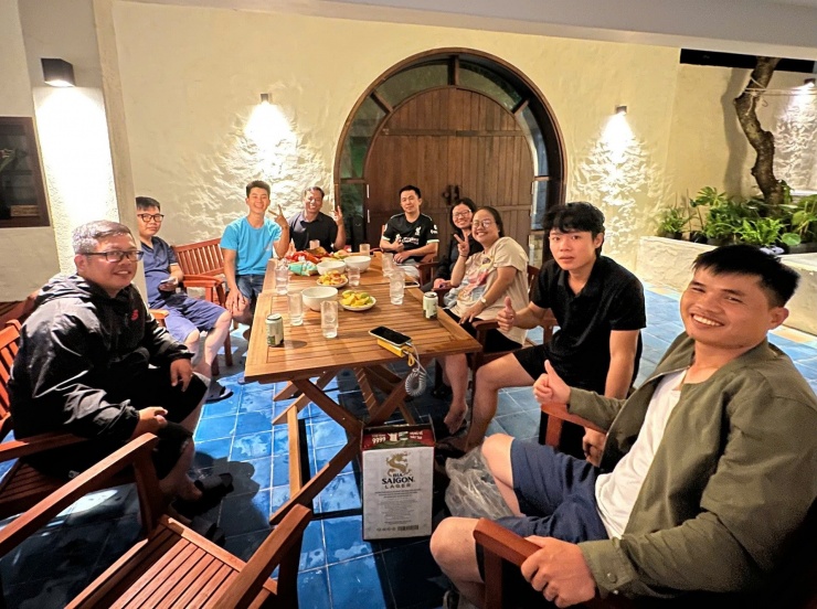 Người dân, các đoàn cứu trợ lưu trú miễn phí tại làng Lò những ngày qua. Ảnh: NVCC