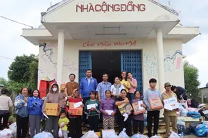 Tấm lòng của bạn đọc Pháp Luật TP.HCM đã đến tận tay người dân vùng lũ Khánh Hoà