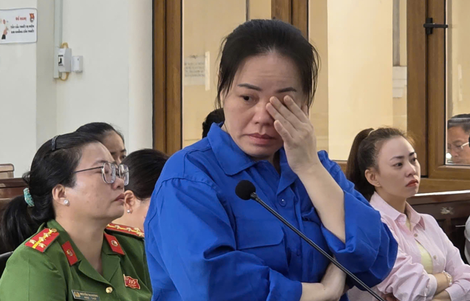 Nguyễn Thị Hồng Bích khóc khi cáo trạng miêu tả hành vi phạm tội của mình được đại diện VKS công bố. Ảnh: Phước Tuấn