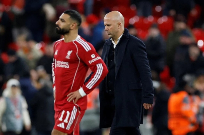 Mohamed Salah và HLV Arne Slot thất vọng sau trận. Ảnh: Reuters