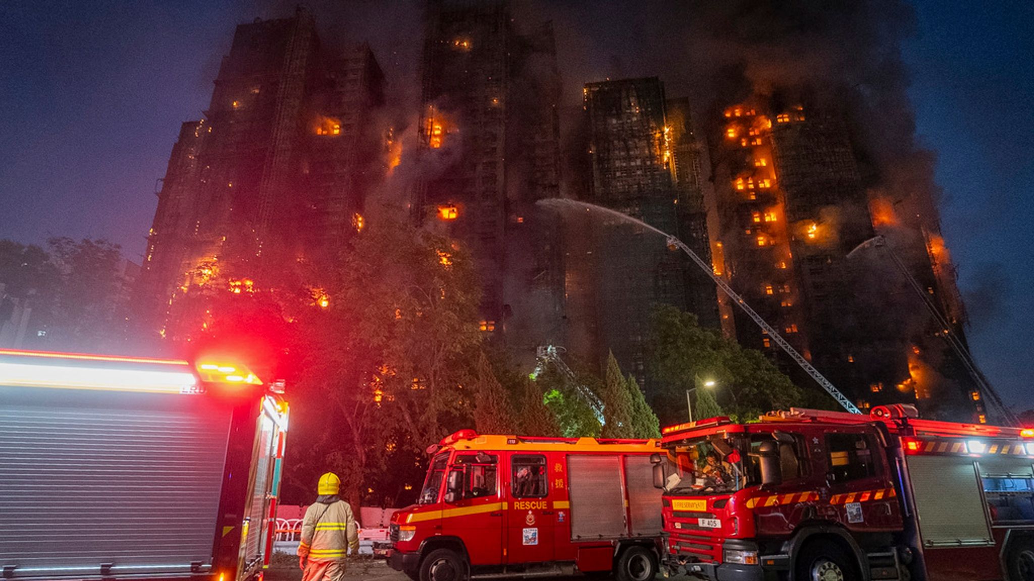 Nhiều vấn đề đáng ngờ trước vụ cháy chung cư Hồng Kông - Ảnh 2.