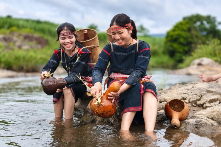 Hơi thở Bahnar trong ánh sáng đại ngàn 3 Những cư dân thân thiện tại buôn Mơ Hra. Nụ cười tỏa nắng luôn thường trực trên gương mặt họ. Ảnh: Ngô Trần Hải An.