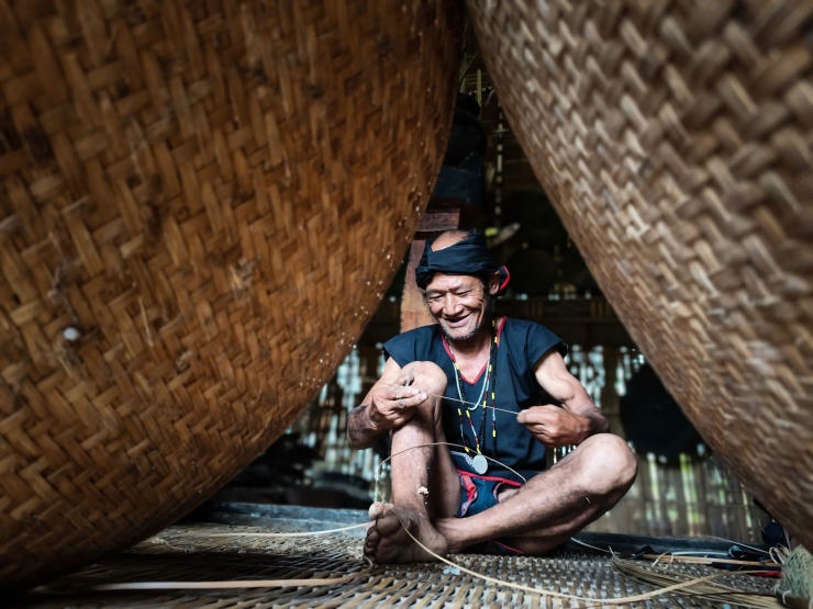 Hơi thở Bahnar trong ánh sáng đại ngàn 5 Những chiếc mẹt, chiếc gùi được những người đàn ông trong buôn tỉ mẩn đan lát. Ảnh: Ngô Trần Hải An.