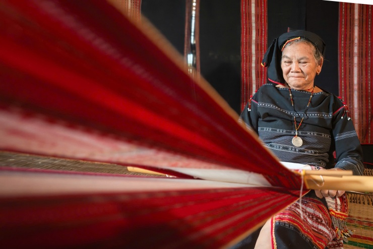 Hơi thở Bahnar trong ánh sáng đại ngàn 8 Các cụ bà khéo léo dệt nên những thước vải thổ cẩm độc đáo. Ảnh: Ngô Trần Hải An.