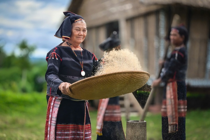 Hơi thở Bahnar trong ánh sáng đại ngàn 11 Phụ nữ trong buôn chung tay giã gạo, nấu bữa cơm chiều. Ảnh: Ngô Trần Hải An.