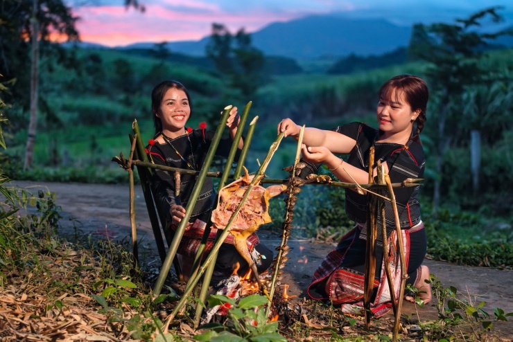 Hơi thở Bahnar trong ánh sáng đại ngàn 12 Trong ánh chiều nhá nhem, những khuôn mặt thanh tú, ngời sáng của các thiếu nữ Bahnar bên bếp than hồng là điểm nhấn đáng nhớ. Ảnh: Ngô Trần Hải An.