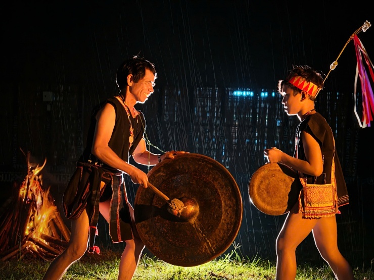 Hơi thở Bahnar trong ánh sáng đại ngàn 14 Tiếng cồng chiêng ngân vang núi rừng. Ảnh: Ngô Trần Hải An.