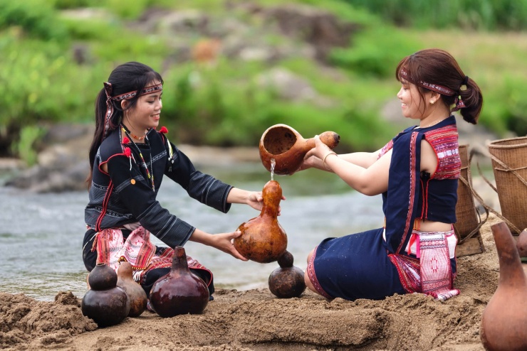 Hơi thở Bahnar trong ánh sáng đại ngàn 15 Thiếu nữ Bahnar bên bờ suối. Ảnh: Ngô Trần Hải An.