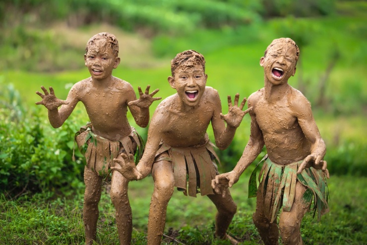 Hơi thở Bahnar trong ánh sáng đại ngàn 17 Tiếng cười của bọn trẻ chính là lời chúc bình an cho cả buôn làng. Ảnh: Ngô Trần Hải An.