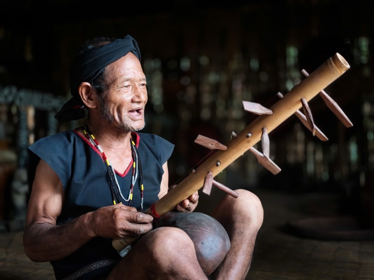 Hơi thở Bahnar trong ánh sáng đại ngàn 18 Một cụ ông trong buôn bên nhạc cụ thân thương của mình. Ảnh: Ngô Trần Hải An.