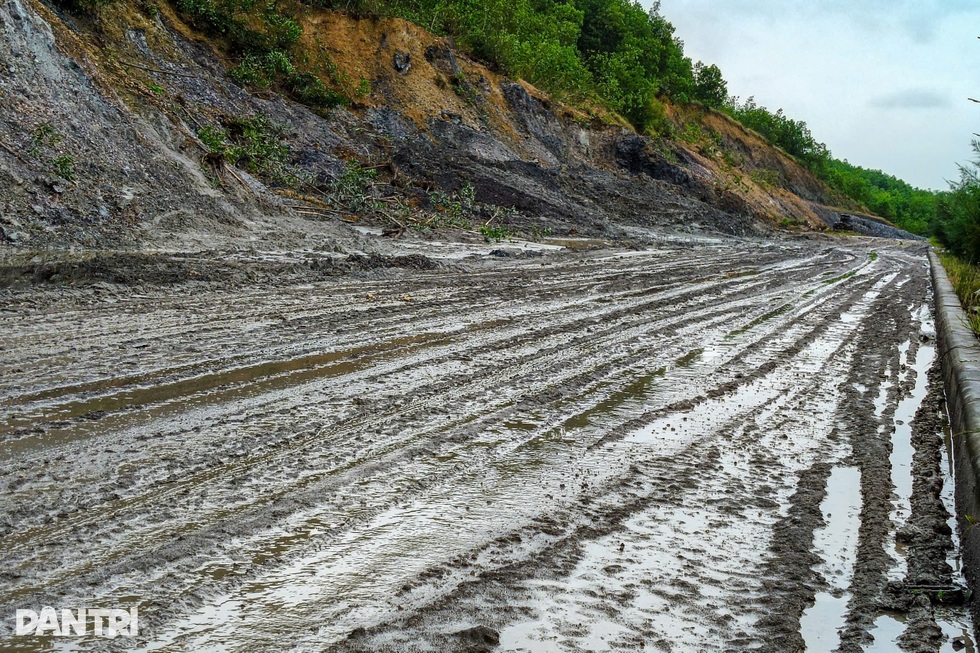 Còn ngổn ngang sau lũ lịch sử, miền Trung lại gồng mình ứng phó bão Koto - 2