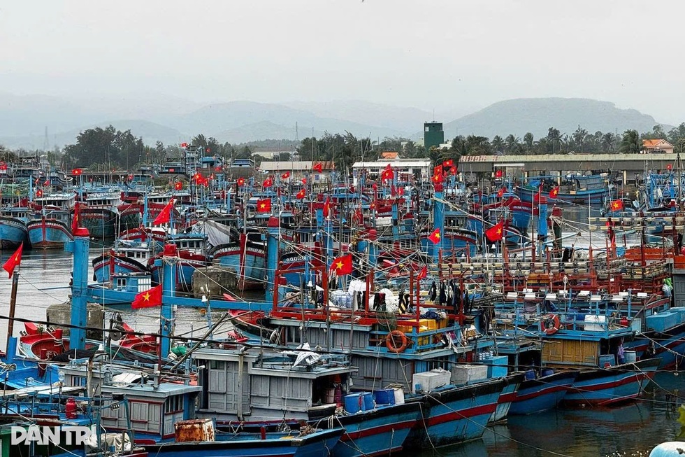 Còn ngổn ngang sau lũ lịch sử, miền Trung lại gồng mình ứng phó bão Koto - 3