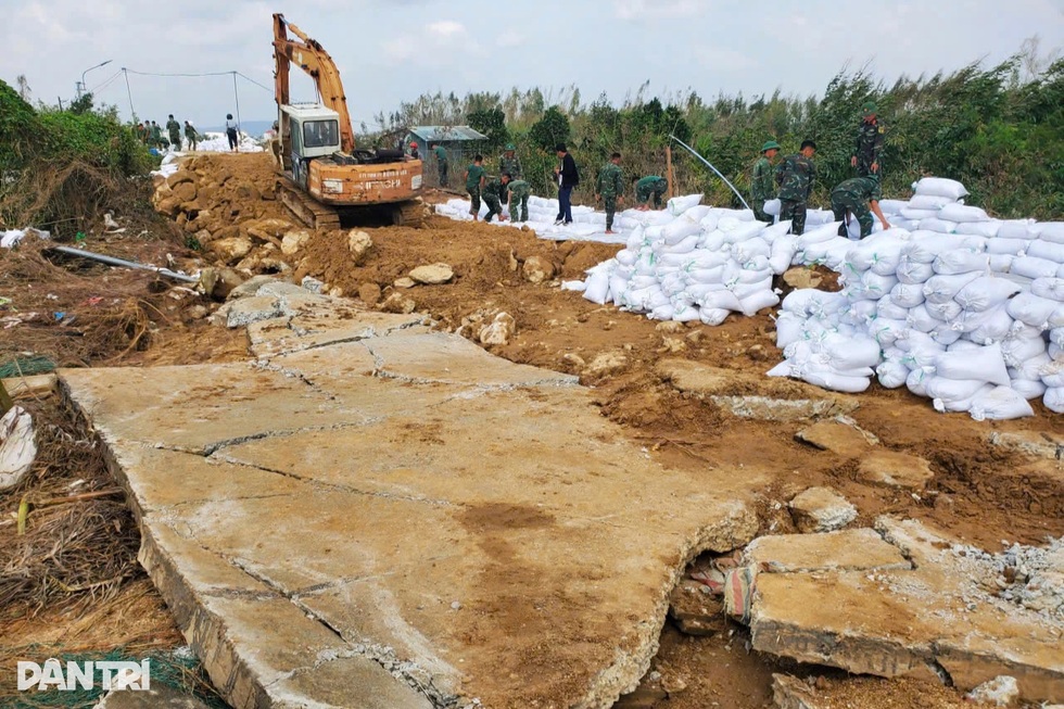 Còn ngổn ngang sau lũ lịch sử, miền Trung lại gồng mình ứng phó bão Koto - 4