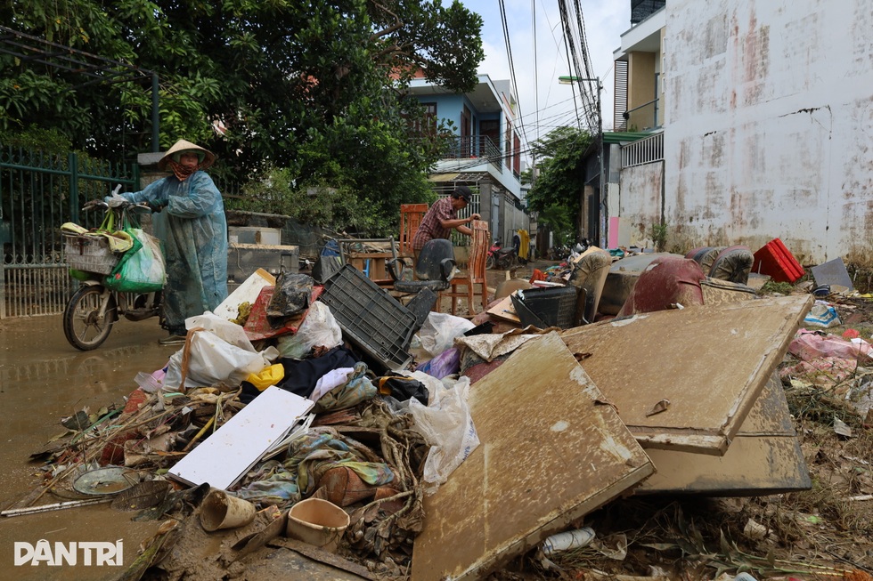 Còn ngổn ngang sau lũ lịch sử, miền Trung lại gồng mình ứng phó bão Koto - 5