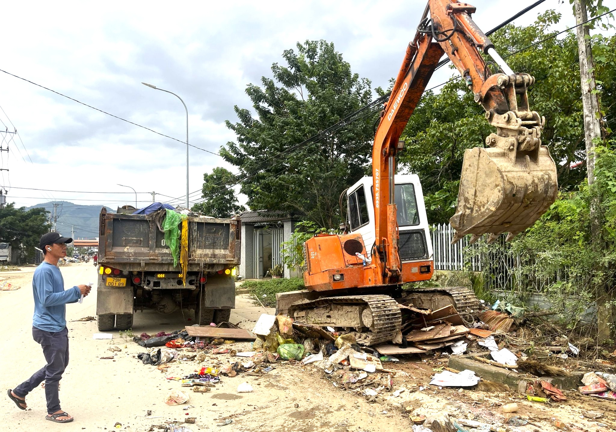 Người dân vùng rốn lũ Khánh Hòa vừa gượng dậy sau lũ vừa lo ứng phó bão số 15- Ảnh 2. Khánh Hòa - Ảnh 3.
