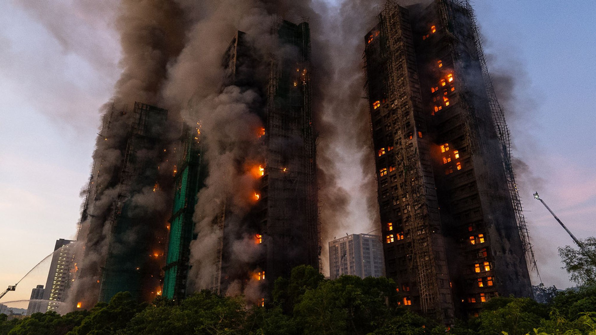 Cháy chung cư Hồng Kông: Vì sao thiệt hại nhân mạng khủng khiếp đến vậy?- Ảnh 1.