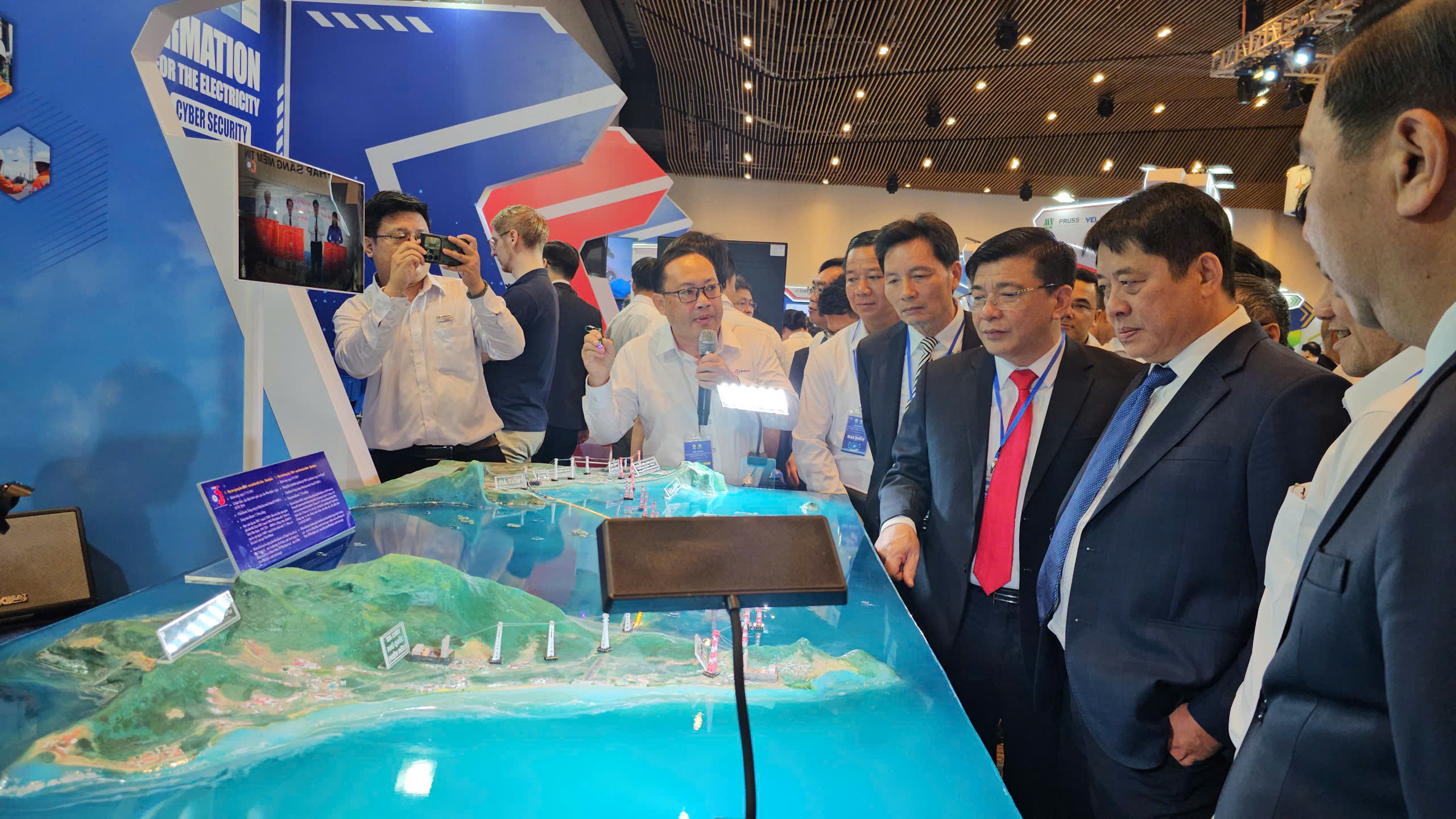 Cận cảnh đội quân không người lái trong ngành điện Việt Nam tại Techshow 2025 - Ảnh 3.