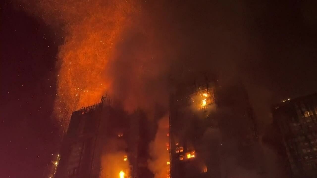 19 giờ hỏa hoạn thiêu đốt khu chung cư Hong Kong