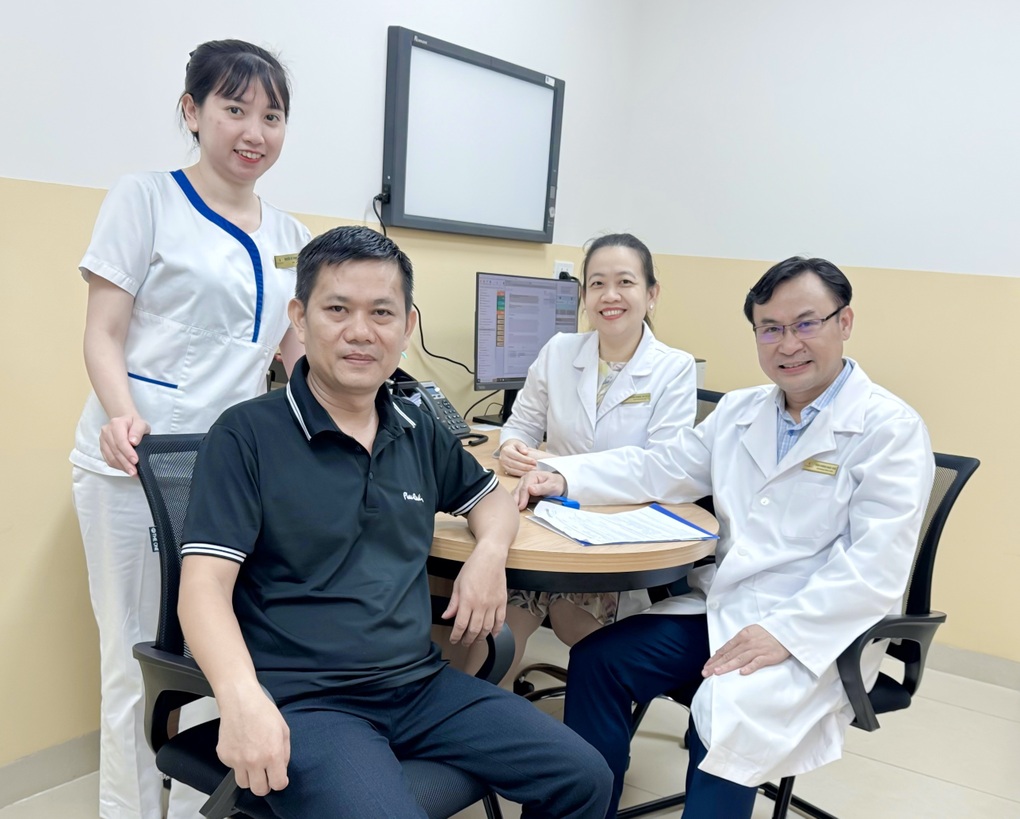 Kỹ thuật đặc biệt giúp người đàn ông tìm lại nụ cười sau hơn một năm bị co giật nửa mặt - 2