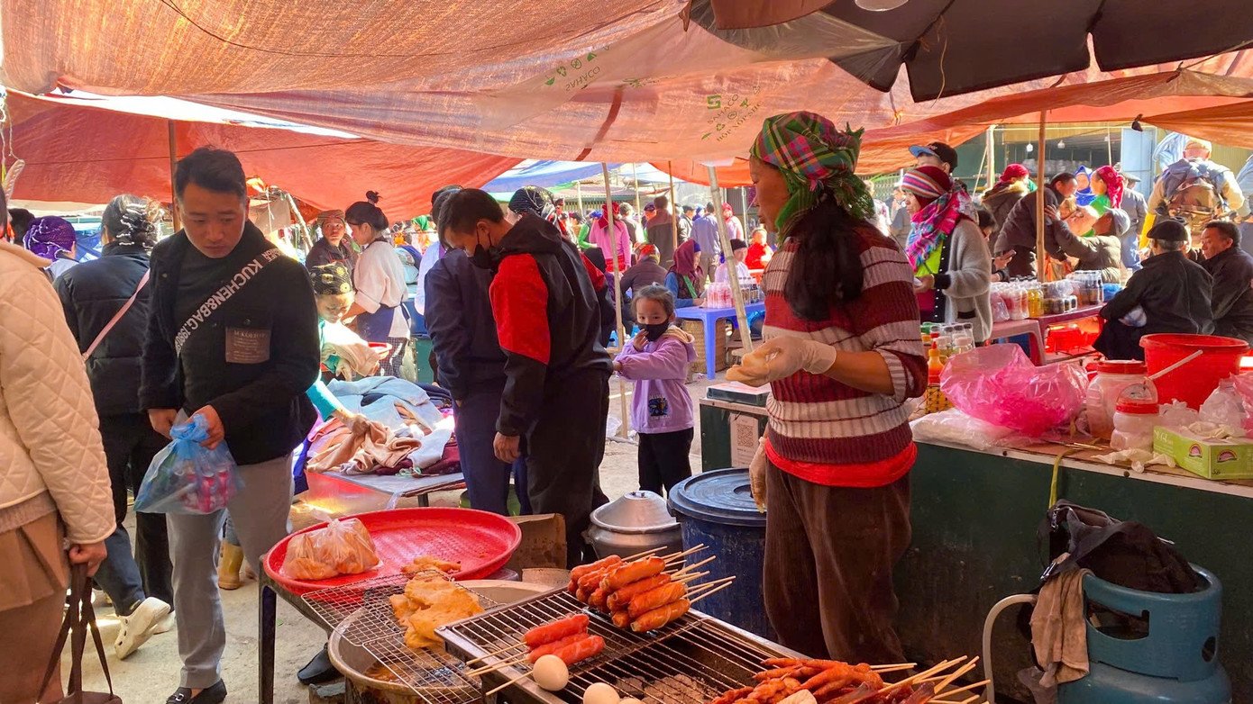 Gen Z rủ nhau lên núi săn mây, ngắm hoa tam giác mạch - 12