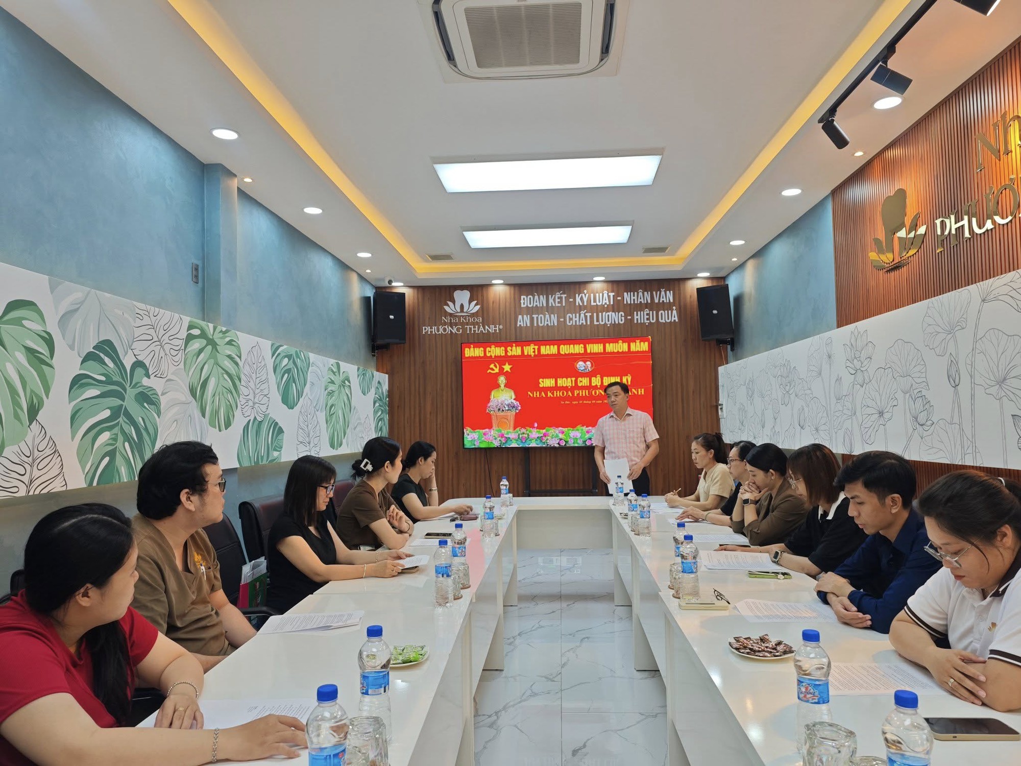 Bác sĩ Phạm Kim Thành được vinh danh Doanh nhân trẻ Việt Nam tiêu biểu 2025 3 Bác sĩ Phạm Kim Thành được vinh danh Doanh nhân trẻ Việt Nam tiêu biểu 2025 - Ảnh 3.