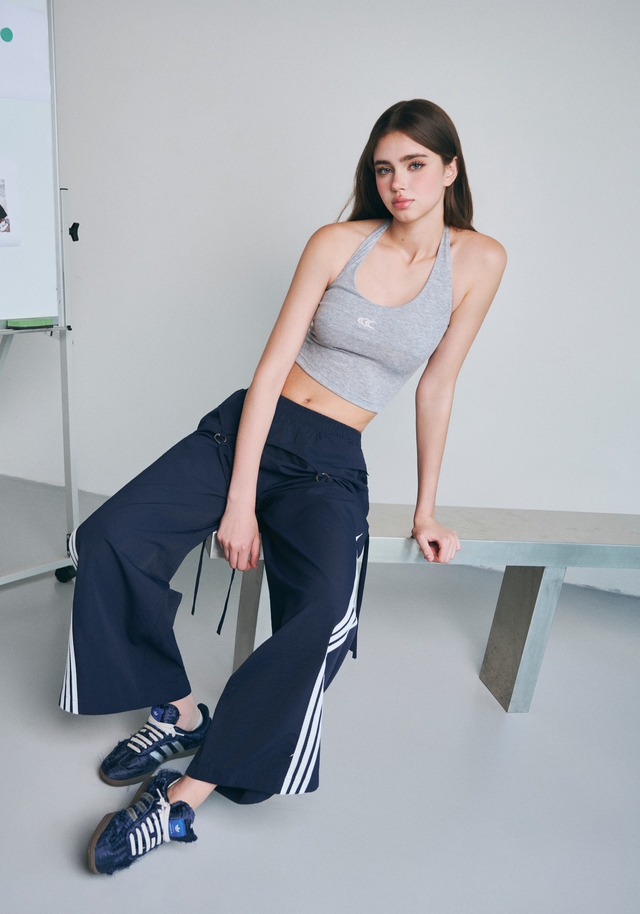 Quần thể thao, quần vải ống rộng, điểm chạm của sự thoải mái nhưng sang chảnh - Ảnh 4.