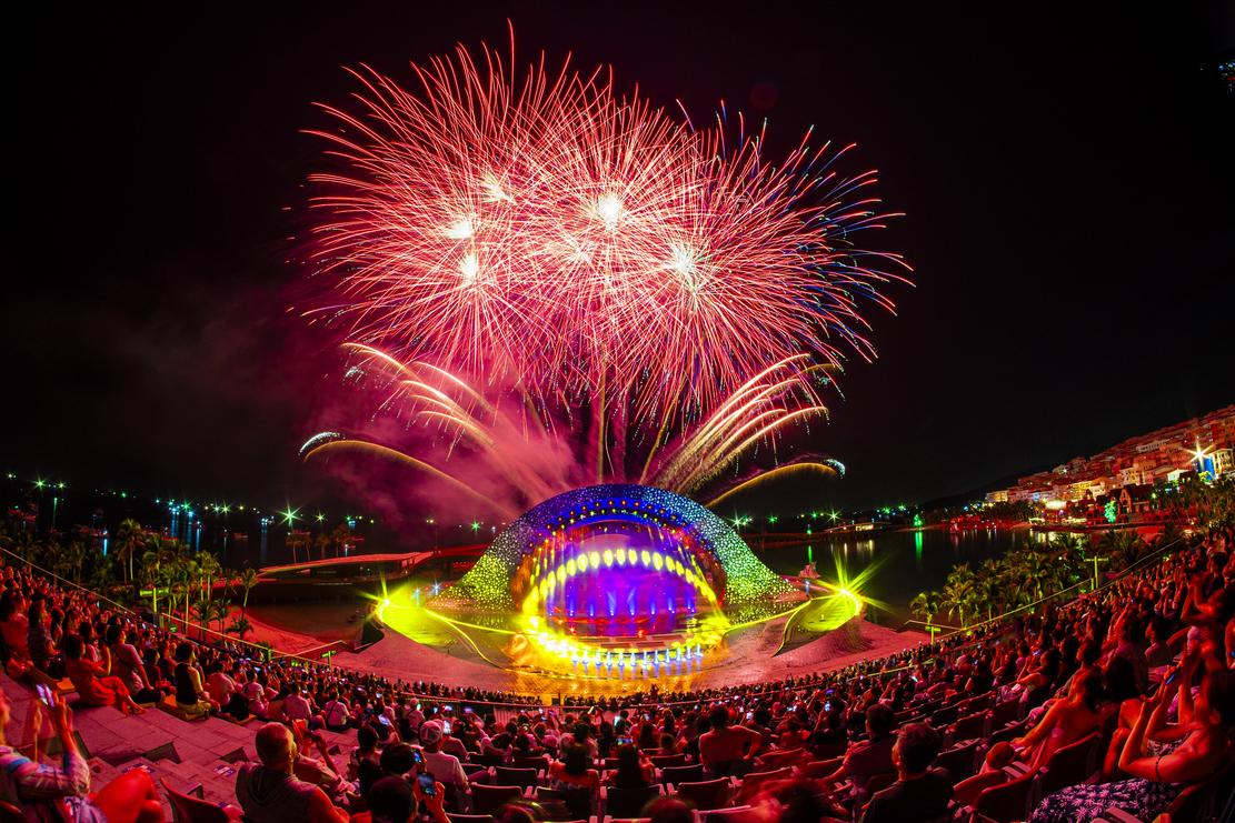 Pháo hoa rực rỡ mỗi đêm, thắp sáng bầu trời lễ hội