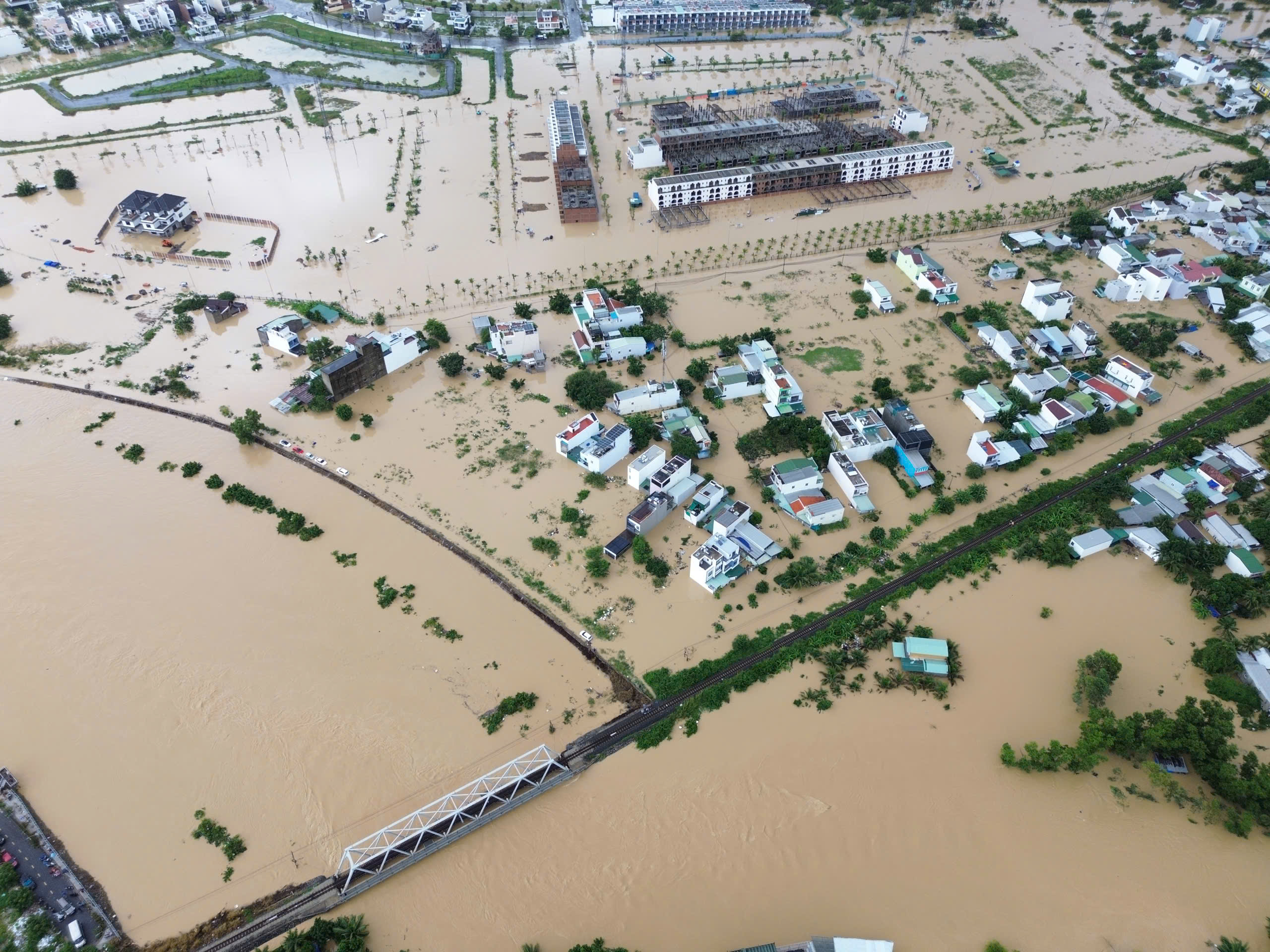 Ứng phó bão số15: Khánh Hòa ra lệnh khẩn, cấm biển từ 7 giờ ngày 28.11- Ảnh 2. Ứng phó bão số15: Khánh Hòa ra lệnh khẩn, cấm biển từ 7 giờ ngày 28.11- Ảnh 2.