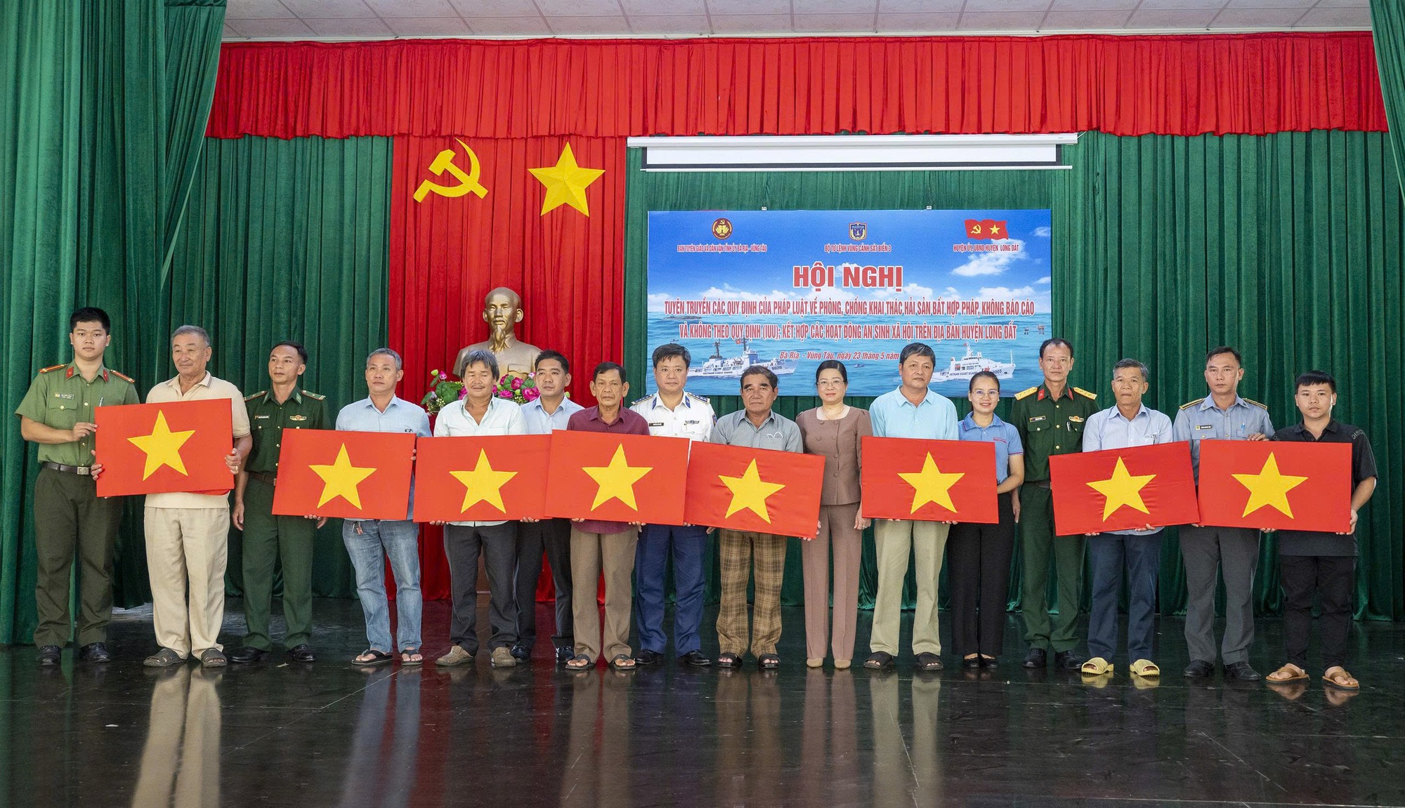 Tiếp sức cho ngư dân vươn khơi bám biển- Ảnh 3.