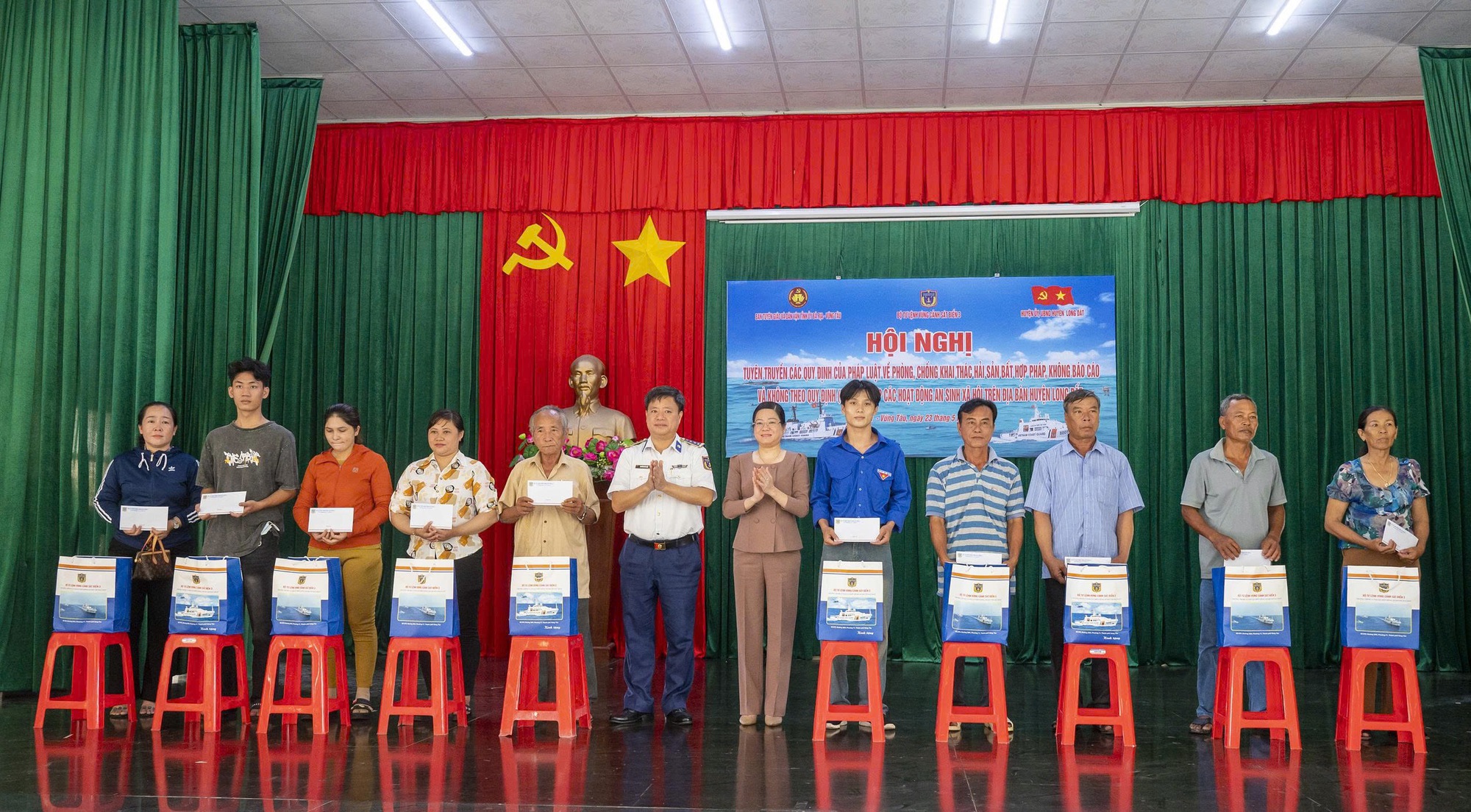 Tiếp sức cho ngư dân vươn khơi bám biển- Ảnh 5.