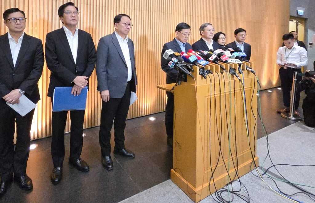 Thảm kịch cháy chung cư Hồng Kông: cứu sống thêm hàng chục người, đã kiểm soát cháy- Ảnh 2. Thảm kịch cháy chung cư Hồng Kông: cứu sống thêm hàng chục người, đã kiểm soát cháy- Ảnh 2.