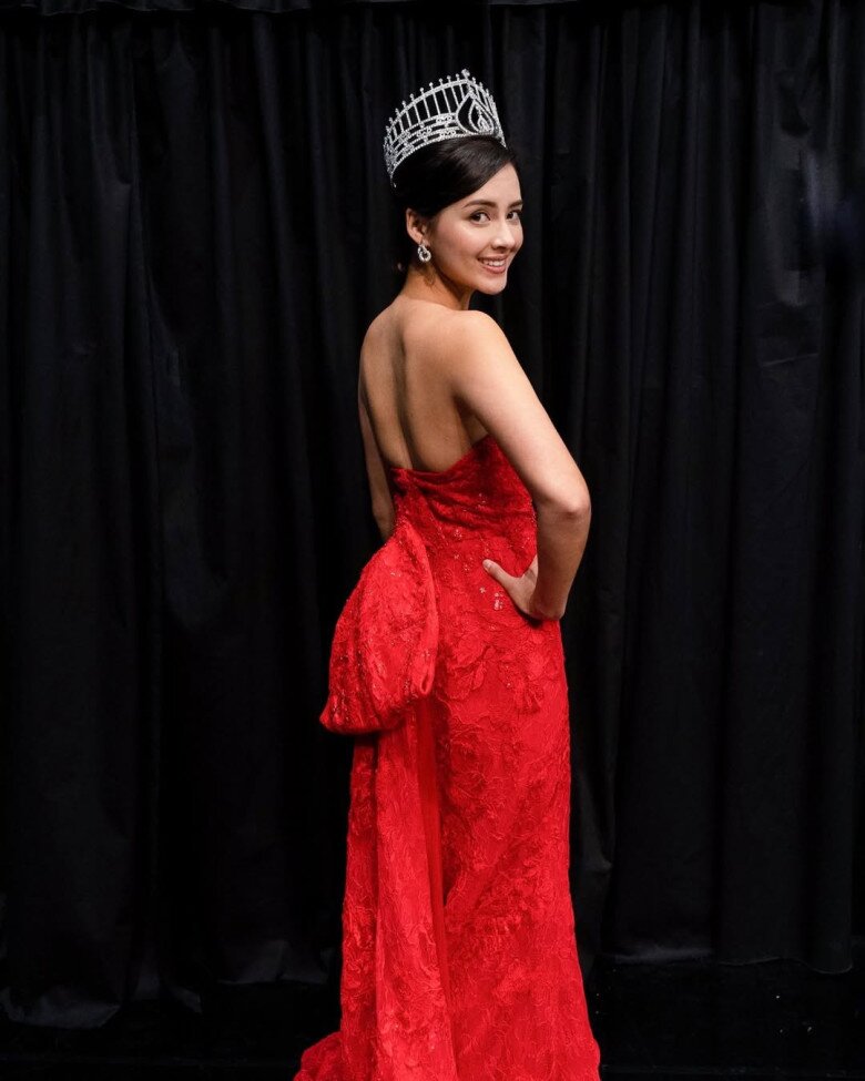 Người đẹp sở hữu chiều cao khiêm tốn 1m6 nhưng vẫn trở thành hoa hậu.